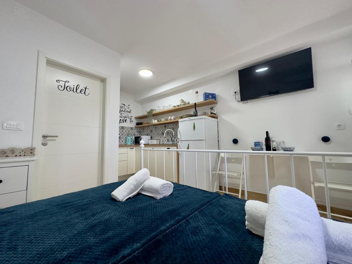 Matek Family & Studio Apartment Rovanjska Exteriör bild
