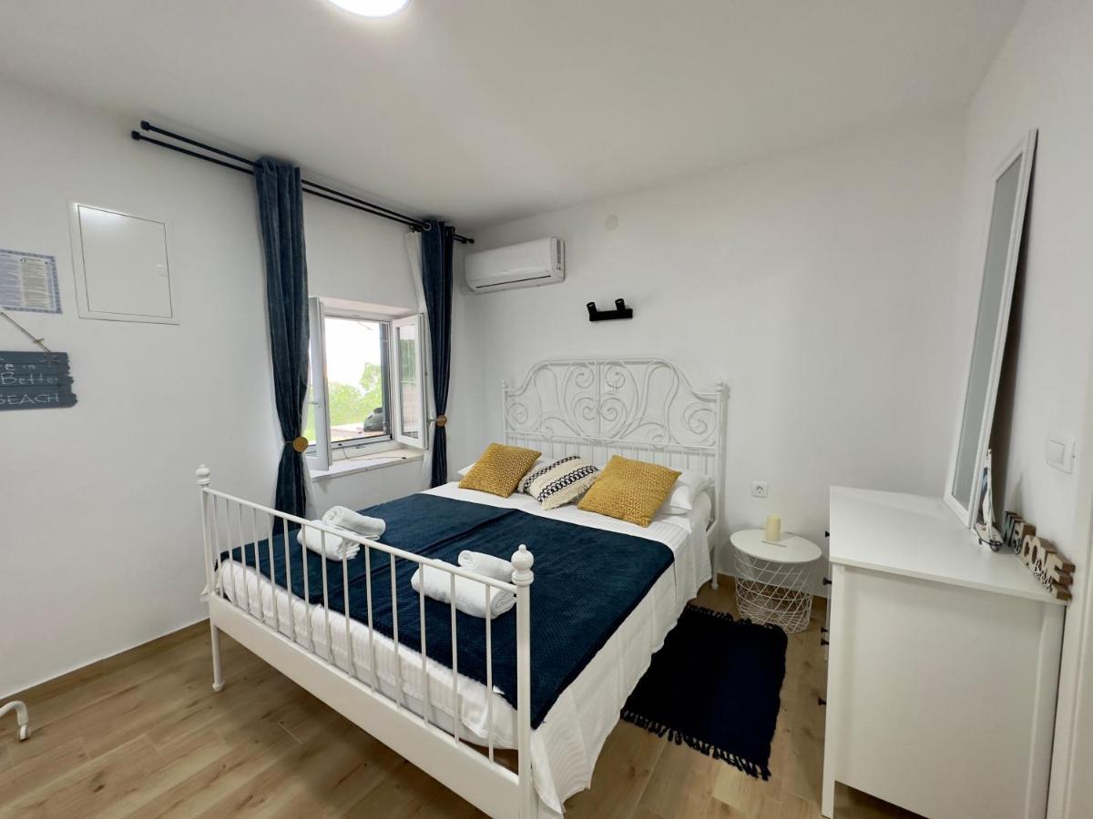 Matek Family & Studio Apartment Rovanjska Exteriör bild