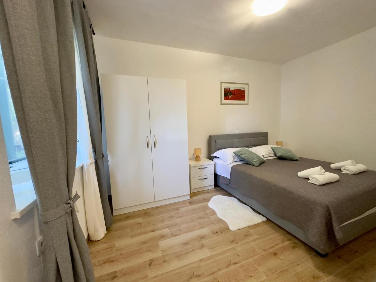 Matek Family & Studio Apartment Rovanjska Exteriör bild