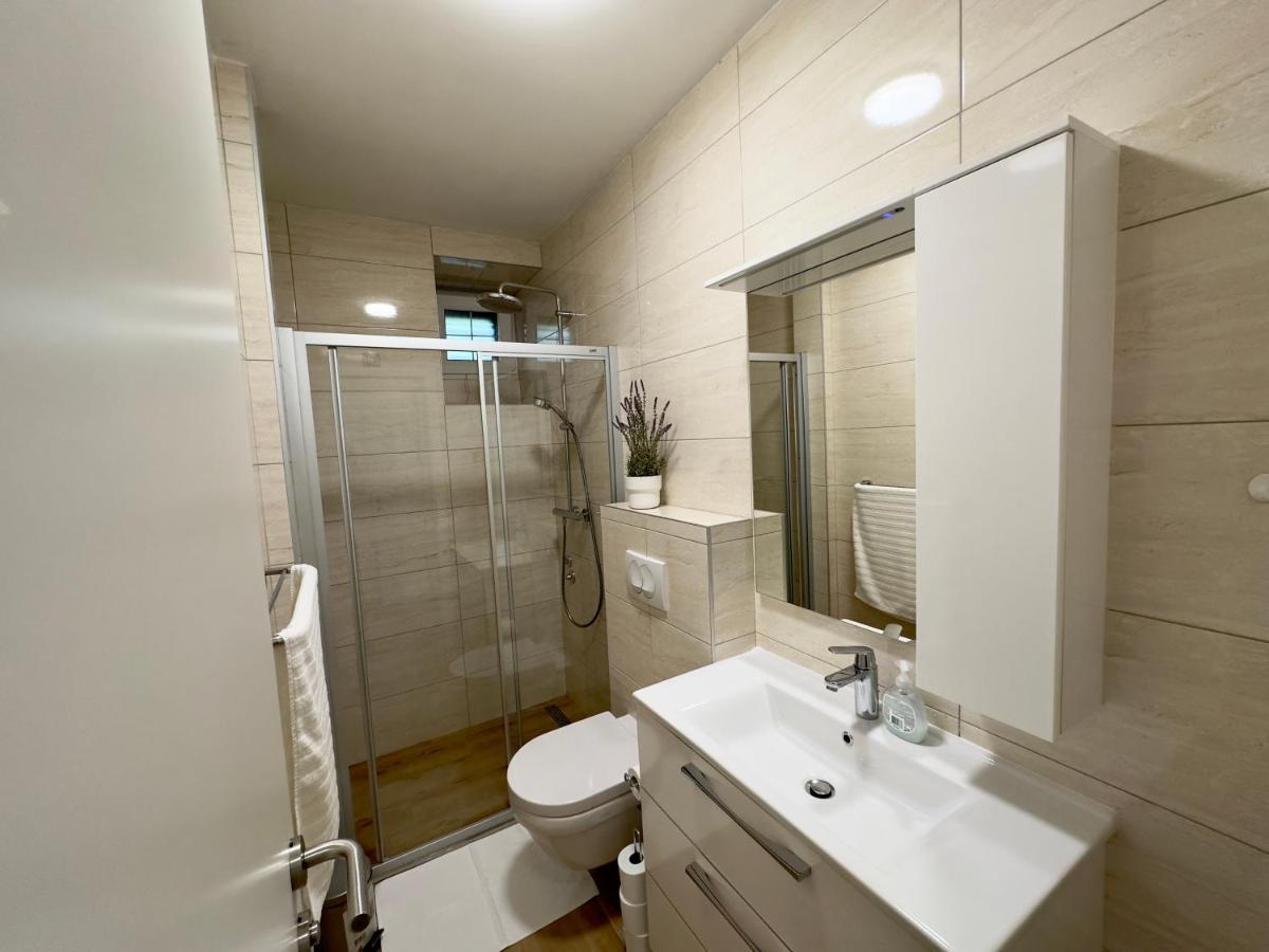 Matek Family & Studio Apartment Rovanjska Exteriör bild