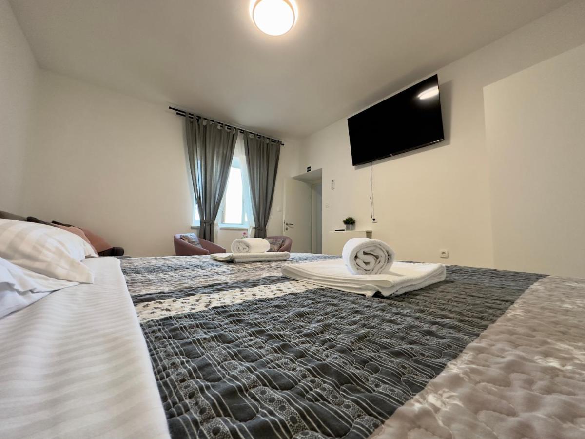 Matek Family & Studio Apartment Rovanjska Exteriör bild