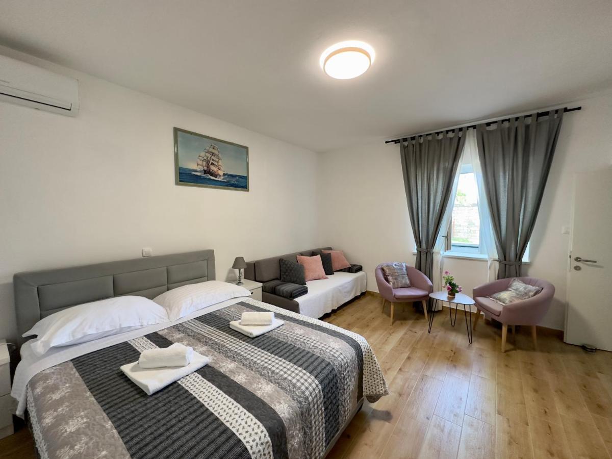Matek Family & Studio Apartment Rovanjska Exteriör bild